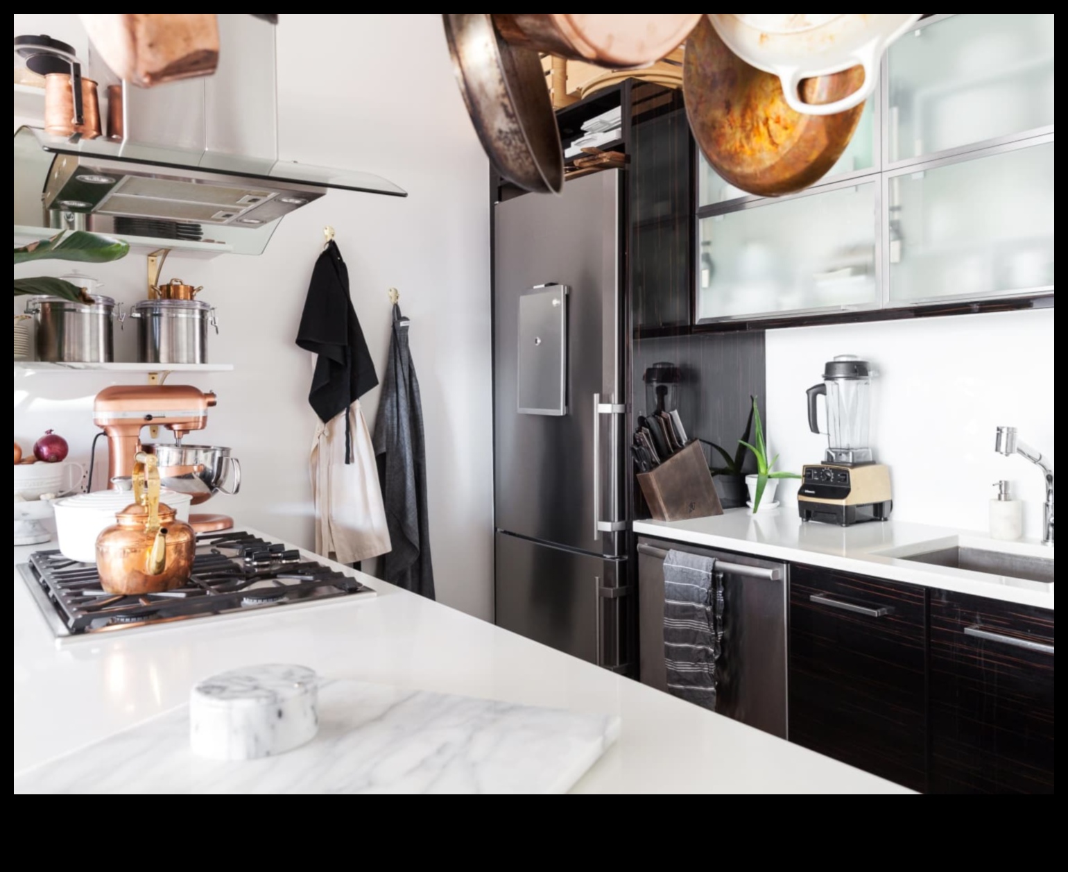 Industriāli elegantas virtuves dekoru idejas ar atvērtiem plauktiem