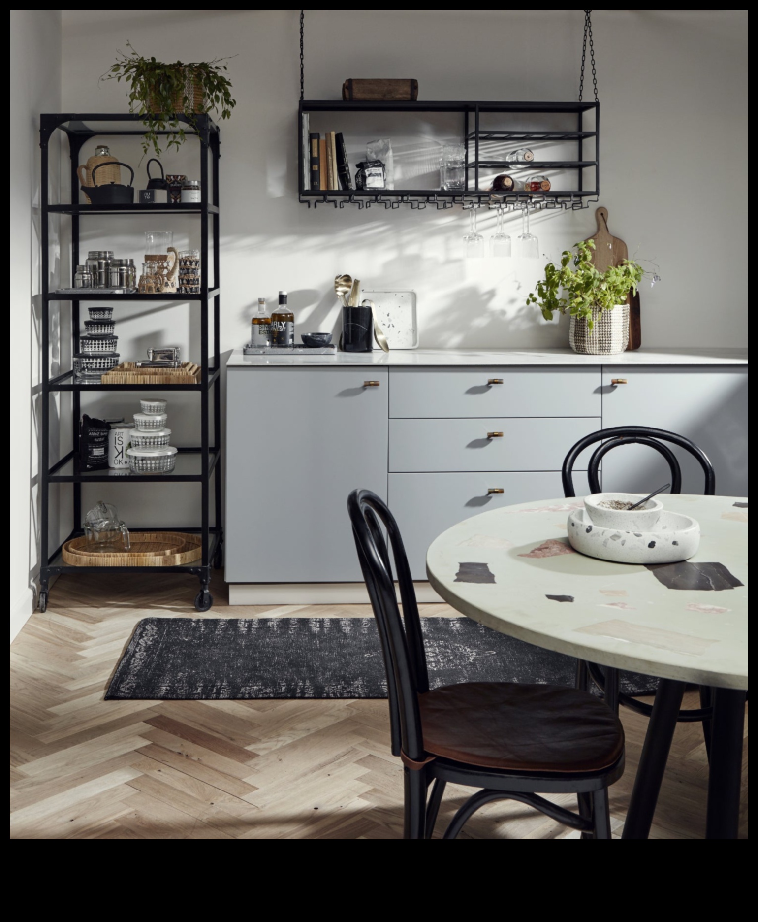 Industriāli elegantas virtuves dekoru idejas ar atvērtiem plauktiem