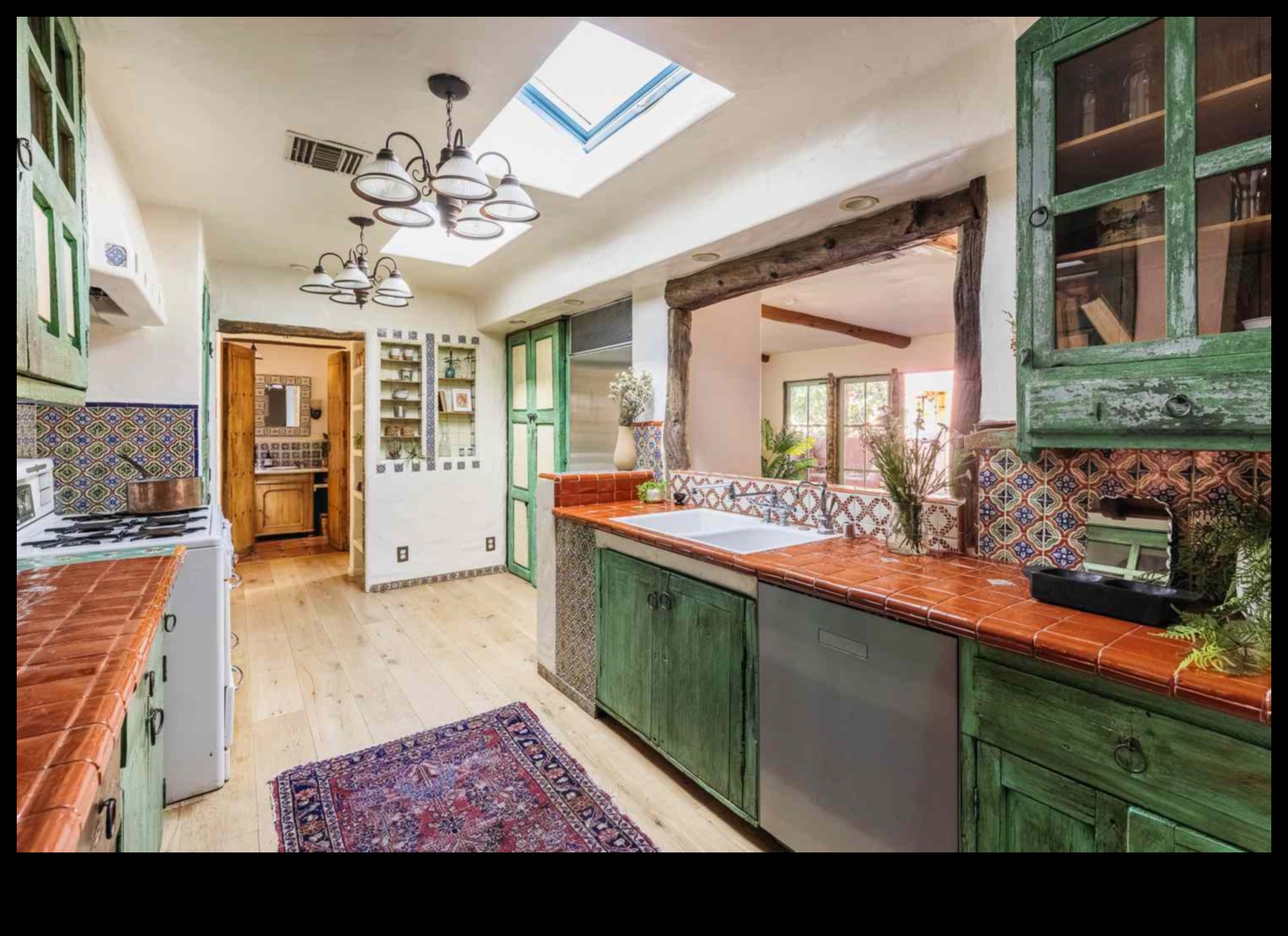 Lauku stila virtuves dekors burvīgai gaisotnei