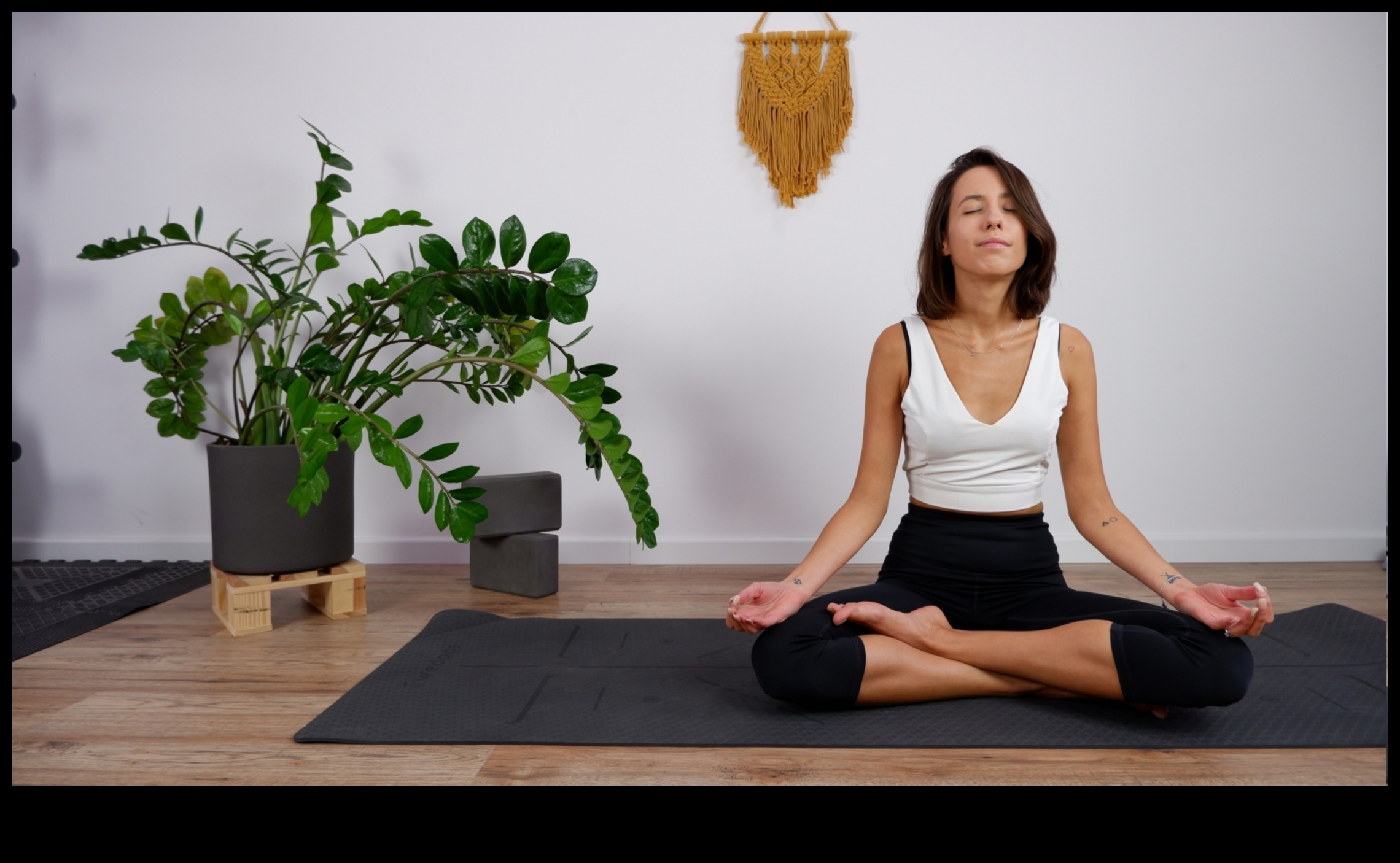 Meditatīvie paklāja mirkļi: jogas ceļojums mierā