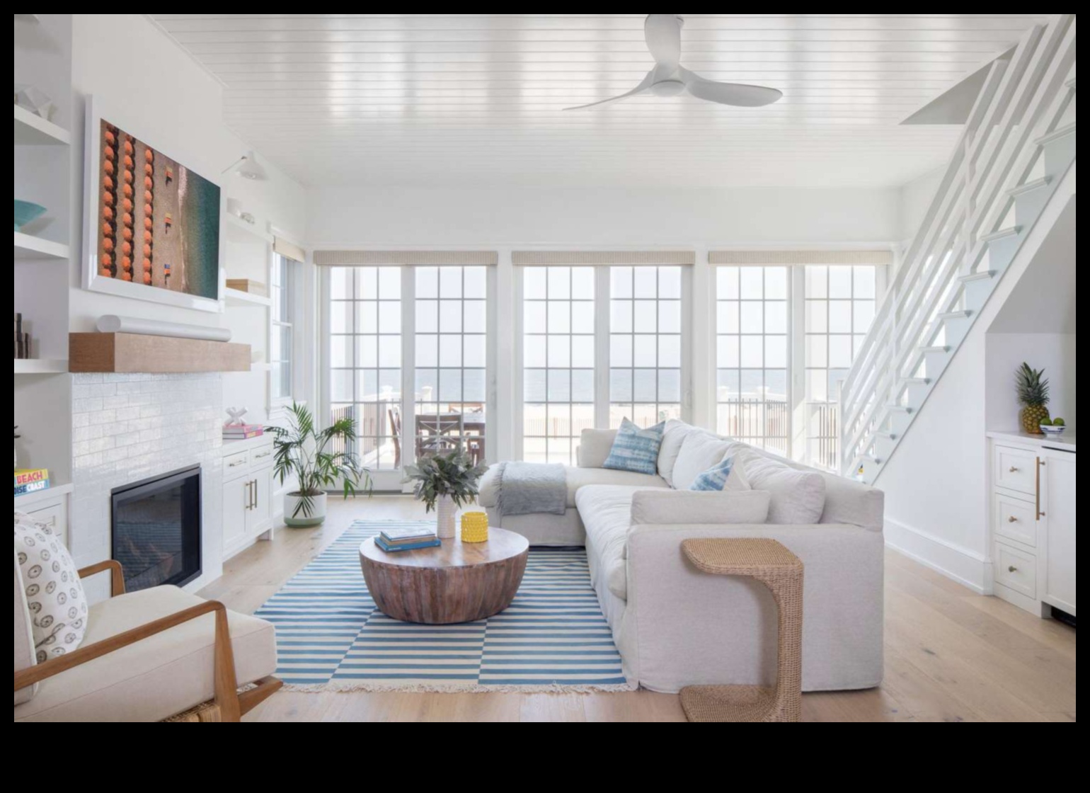 Kādi ir daži efektīvi veidi, kā iepludināt Coastal Vibes nelielā āra telpā, izmantojot dekoru idejas?