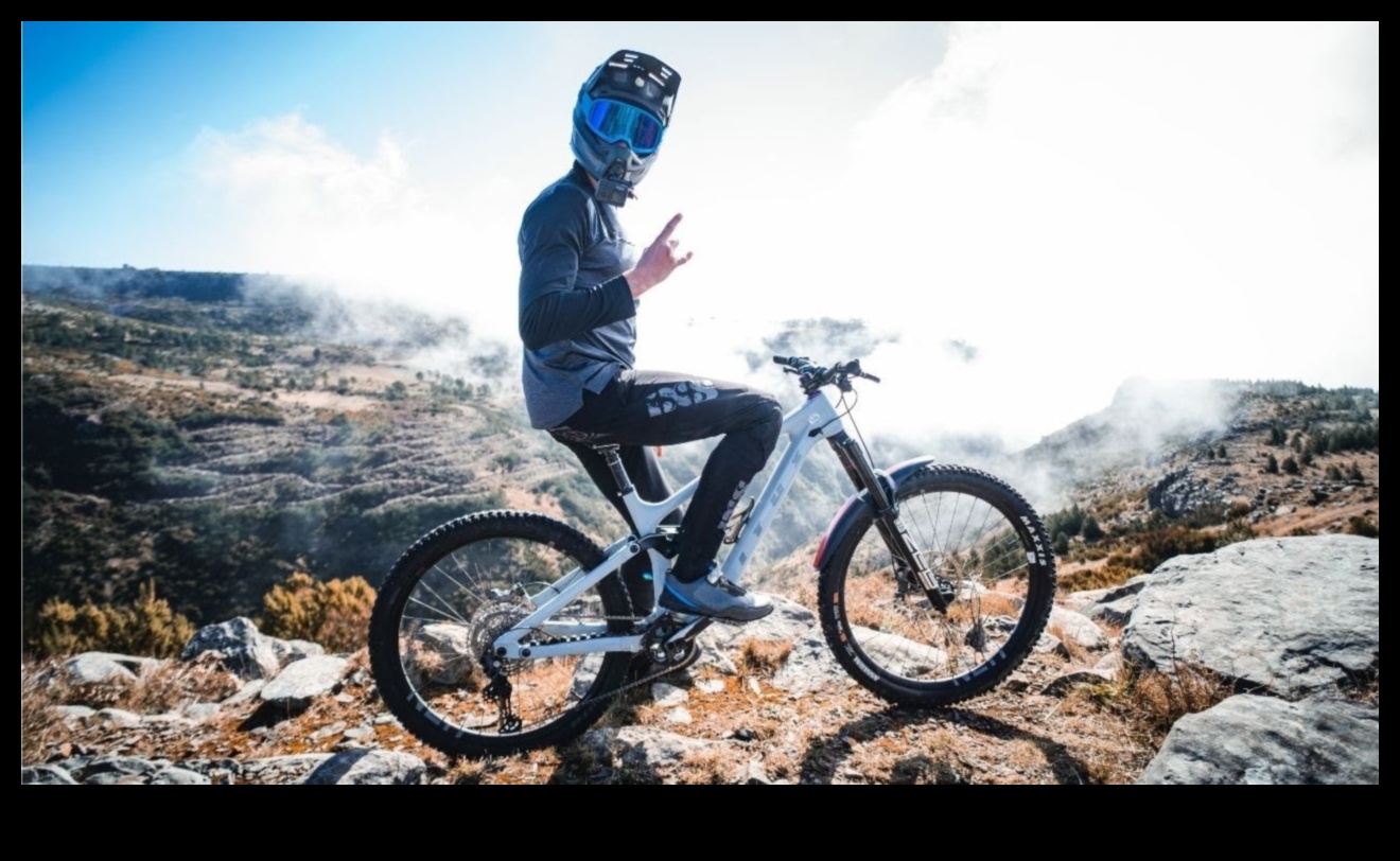 Kalnu riteņbraukšanas trakums: Adrenalīna pilni piedzīvojumi pa takām