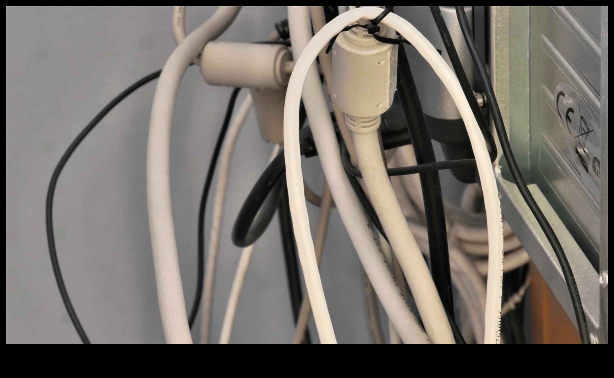 Vadu pārvaldības vedņi: risinājumi mājas elektronikas organizēšanai