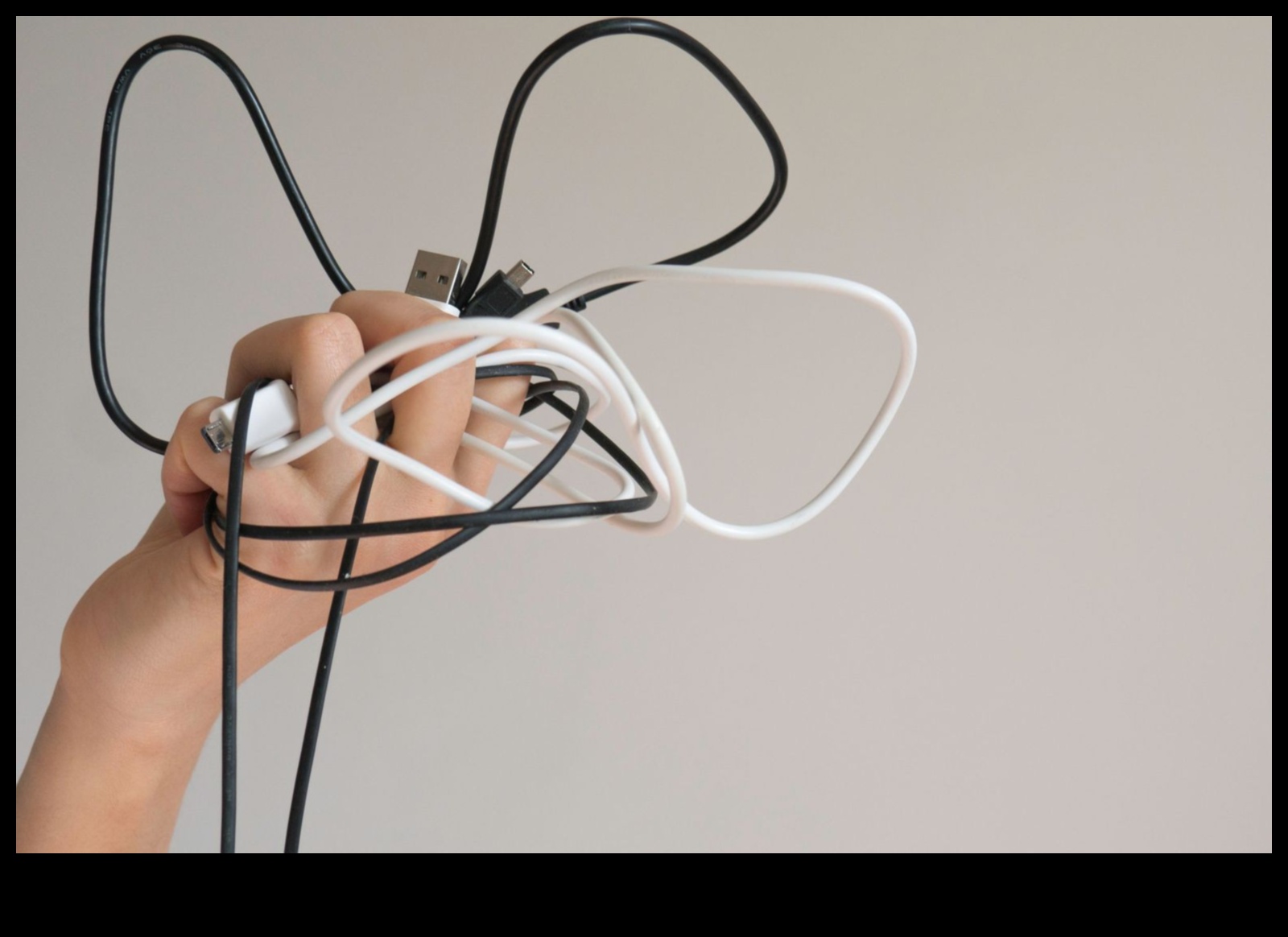 Vadu pārvaldības vedņi: risinājumi mājas elektronikas organizēšanai