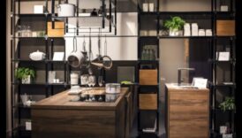 Industriāli elegantas virtuves dekoru idejas ar atvērtiem plauktiem