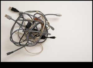 Vadu pārvaldības vedņi: risinājumi mājas elektronikas organizēšanai