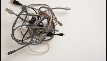 Vadu pārvaldības vedņi: risinājumi mājas elektronikas organizēšanai